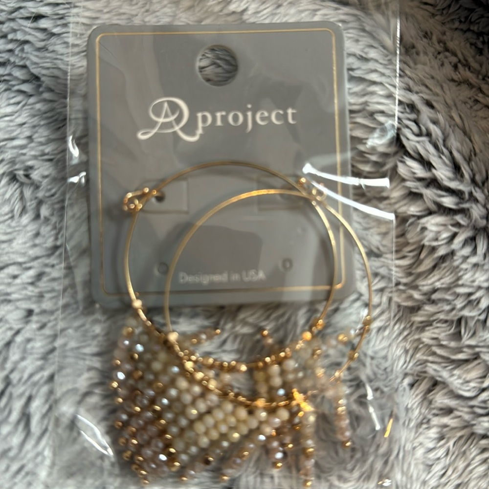 NWOT beautiful gold earrings